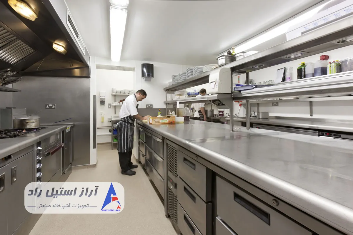 تجهیزات آماده سازی مواد غذایی در آشپزخانه صنعتی هتل