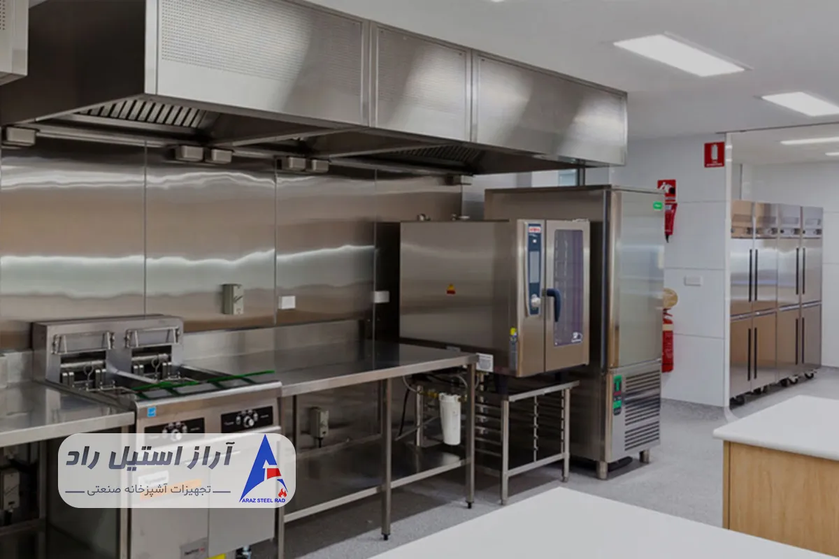 تجهیزات نگهداری مواد غذایی در آشپزخانه صنعتی هتل